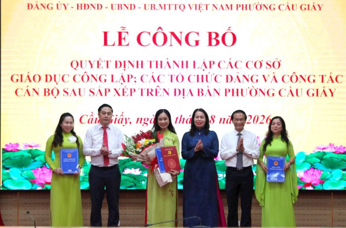 Lãnh đạo phường Cầu Giấy trao quyết định thành lập cơ sở giáo dục mới. Ảnh: Vân Nhi