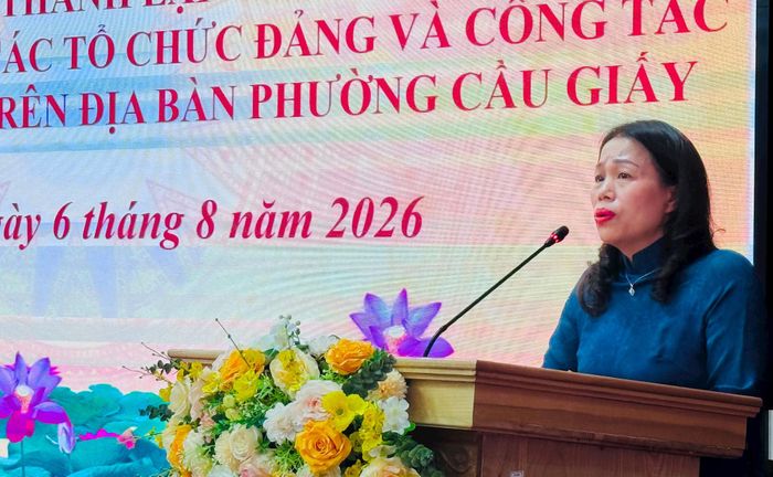 Bí thư Đảng ủy, Chủ tịch HĐND phường Cầu Giấy Nguyễn Thị Liễu phát biểu tại buổi lễ. Ảnh: Vân Nhi