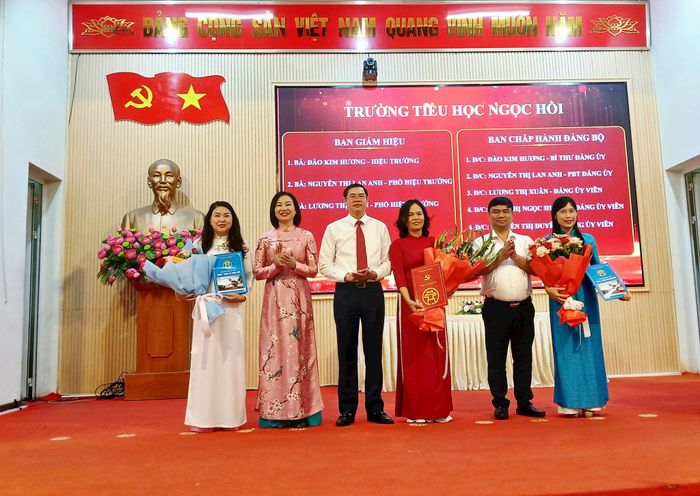 Lãnh đạo xã Ngọc Hồi trao Quyết định thành lập Trường Tiểu học Ngọc Hồi. Ảnh: Hoàng Quyết