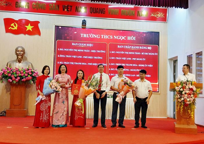 Lãnh đạo xã Ngọc Hồi trao Quyết định thành lập Trường THCS Ngọc Hồi. Ảnh: Hoàng Quyết