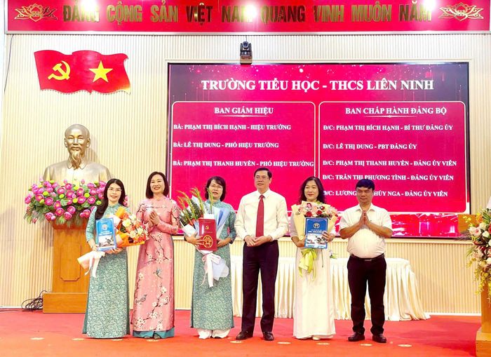 Lãnh đạo xã Ngọc Hồi trao Quyết định thành lập Trường Tiểu học – THCS Liên Ninh. Ảnh: Hoàng Quyết