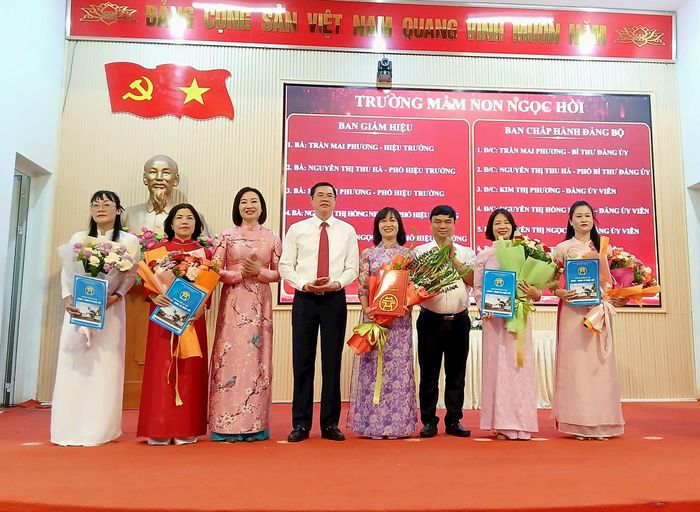 Lãnh đạo xã Ngọc Hồi trao Quyết định thành lập Trường mầm non Ngọc Hồi. Ảnh: Hoàng Quyết