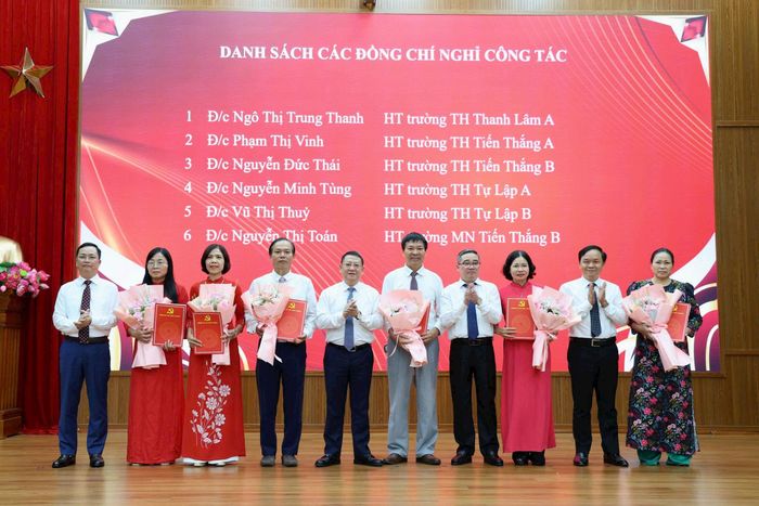 Lãnh đạo xã tặng hoa tri ân các đồng chí nghỉ công tác. Ảnh PV