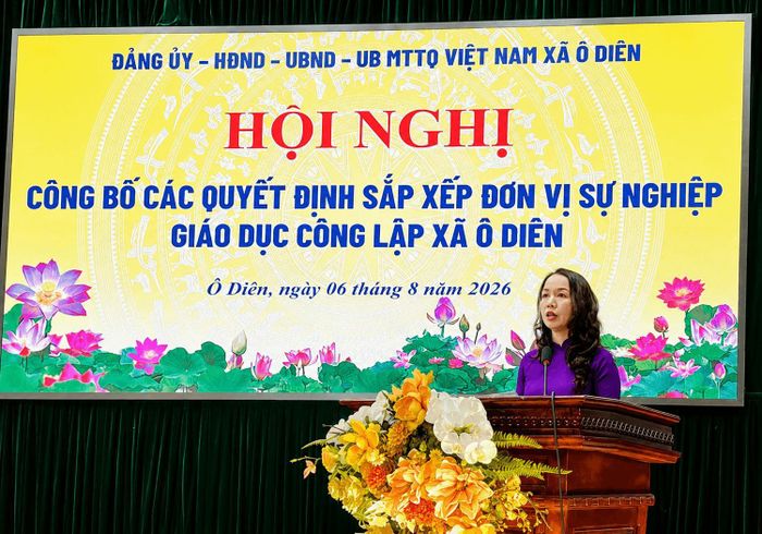 Bà Bùi Thị Thu Hằng, Phó Chủ tịch UBND xã Ô Diên trình bày báo cáo tổng kết năm học 2025-2026 và triển khai nhiệm vụ năm học 2026-2027. Ảnh: Ánh Bình