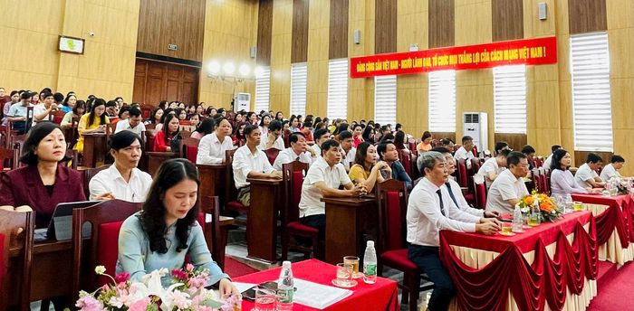 Các đại biểu tham dự Hội nghị tổng kết năm học 2025-2026 và công bố các quyết định sắp xếp đơn vị sự nghiệp giáo dục công lập xã Ô Diên. Ảnh: Ánh Bình