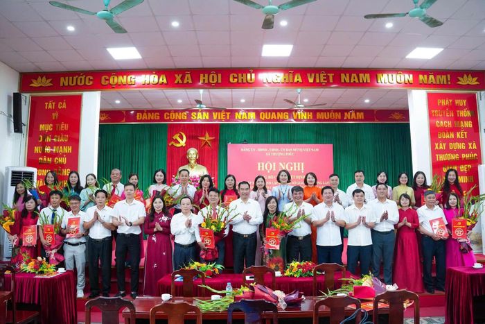 Lãnh đạo xã Thượng Phúc chúc mừng các cán bộ nhận nhiệm vụ mới. Ảnh: Nguyên Hương