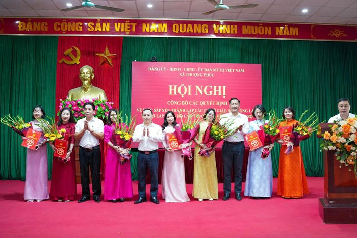 Lãnh đạo xã Thượng Phúc trao các quyết định cán bộ. Ảnh: Nguyên Hương