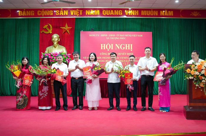 Lãnh đạo xã Thượng Phúc trao các quyết định cán bộ. Ảnh: Nguyên Hương