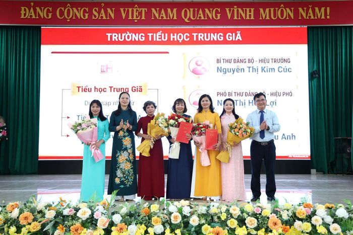 Lãnh đạo xã Trung Giã trao quyết định cho các cán bộ quản lý tại các cơ sở giáo dục sau sắp xếp. Ảnh: Đ.H