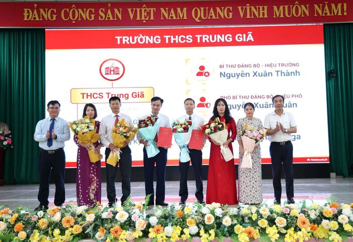 Lãnh đạo xã Trung Giã trao quyết định thành lập Trường THCS Trung Giã. Ảnh: Đ.H