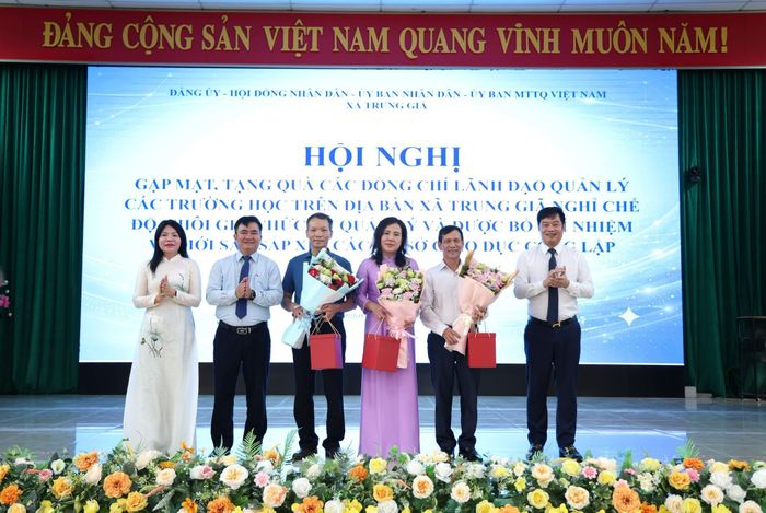Lãnh đạo xã Trung Giã trao quà tri ân tới các đồng chí nghỉ chế độ, thôi giữ chức vụ quản lý sau sắp xếp. Ảnh: Đ.H