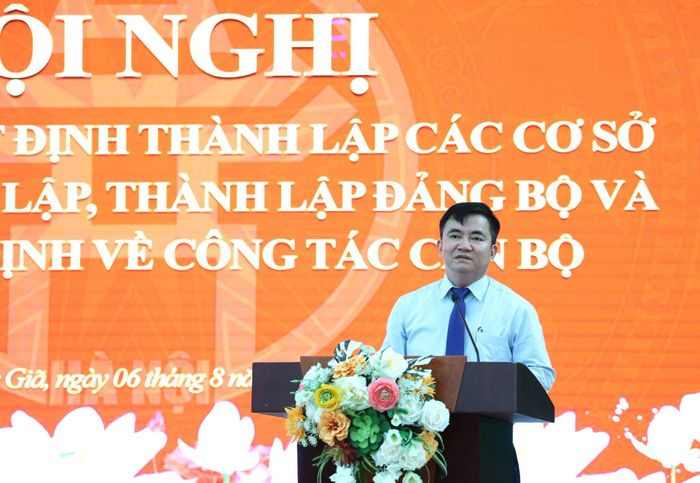 Bí thư Đảng ủy, Chủ tịch HĐND xã Trung Giã Lê Hữu Mạnh phát biểu tại hội nghị. Ảnh: Đ.H