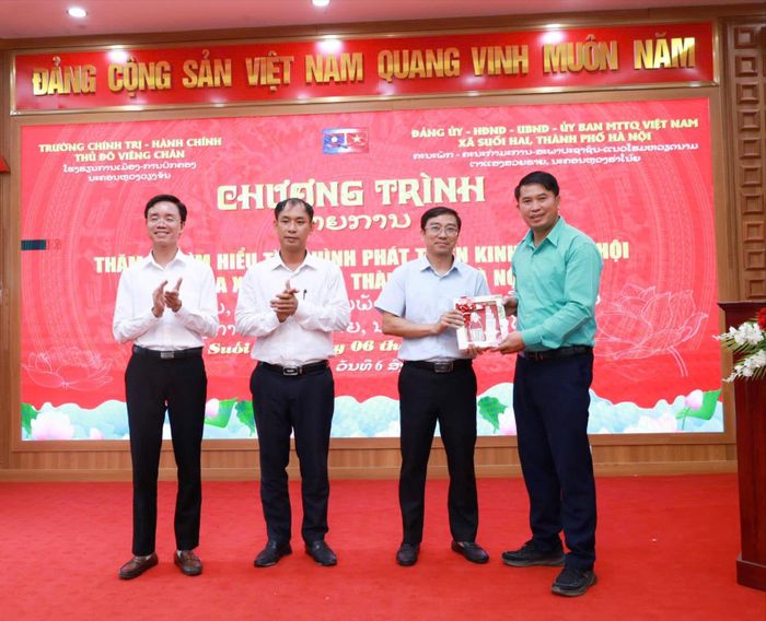 Lãnh đạo xã Suối Hai và đoàn công tác. Ảnh: Khuất Duyên