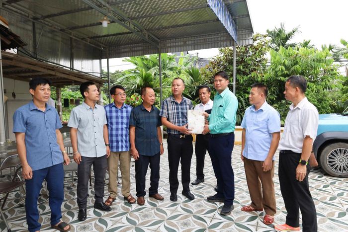 Đoàn công tác tham quan thực tế tại địa phương. Ảnh: Khuất Duyên