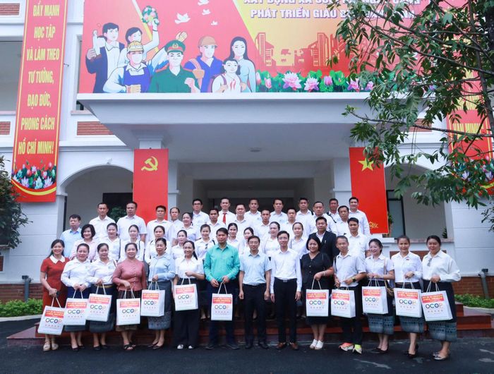 Xã Suối Hai đón đoàn Trường Chính trị - Hành chính Thủ đô Viêng Chăn nghiên cứu thực tế. Ảnh: Khuất Duyên