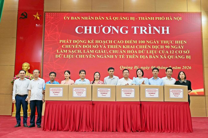 UBND xã trao tặng máy tính cho 19 thôn trên địa bàn. Ảnh: Phương Liên