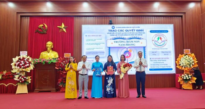 Lãnh đạo xã Phú Xuyên chúc mừng các cơ sở giáo dục công lập. Ảnh PV