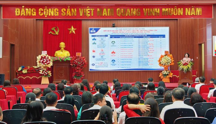 Trưởng phòng Văn hóa – Xã hội xã Phú Xuyên Nguyễn Thị Hằng phát biểu tại chương trình. Ảnh PV