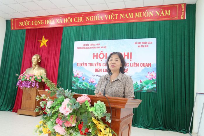 Chủ tịch Hội Bảo trợ tư pháp cho người nghèo thành phố Hà Nội Hồ Xuân Hương phát biểu tại hội nghị. Ảnh: Công Phương