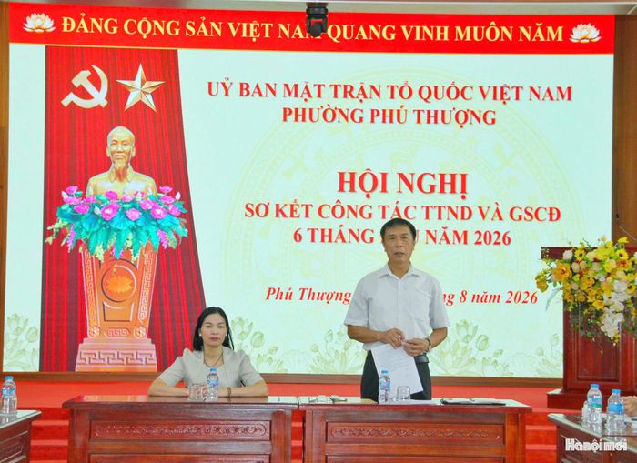 Ông Nguyễn Duy Chiến, Phó Chủ tịch Ủy ban MTTQ Việt Nam phường Phú Thượng chủ trì hội nghị. Ảnh: Cao Kỳ