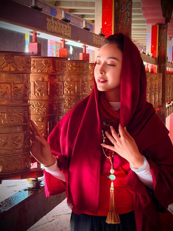 Jennifer Phạm ở Tây Tạng.