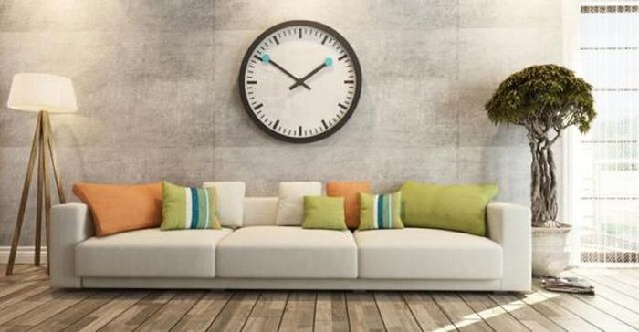 Thay vì treo đồng hồ trên ghế sofa, bạn có thể treo đồng hồ ở đầu tủ hoặc phía trên TV.