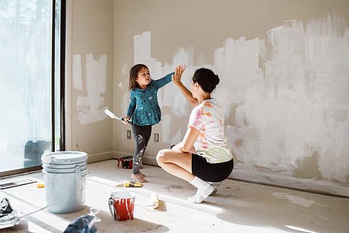 Nuôi dạy con không chỉ là đáp ứng nhu cầu trước mắt, mà còn là chuẩn bị cho con năng lực tự bước đi trên chính con đường của mình. Ảnh minh họa: iStock