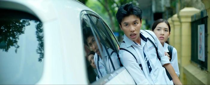 Khánh tìm cách trốn khi bạn trai của Thúy tới gây sự. Ảnh VTV
