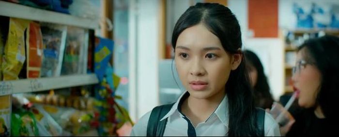 Phương tranh thủ làm thêm để giúp đỡ gia đình. Ảnh VTV