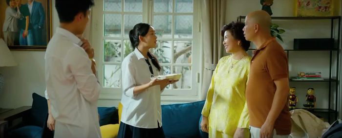 Khánh học tập tiến bộ trong niềm vui mừng của bố mẹ. Ảnh VTV