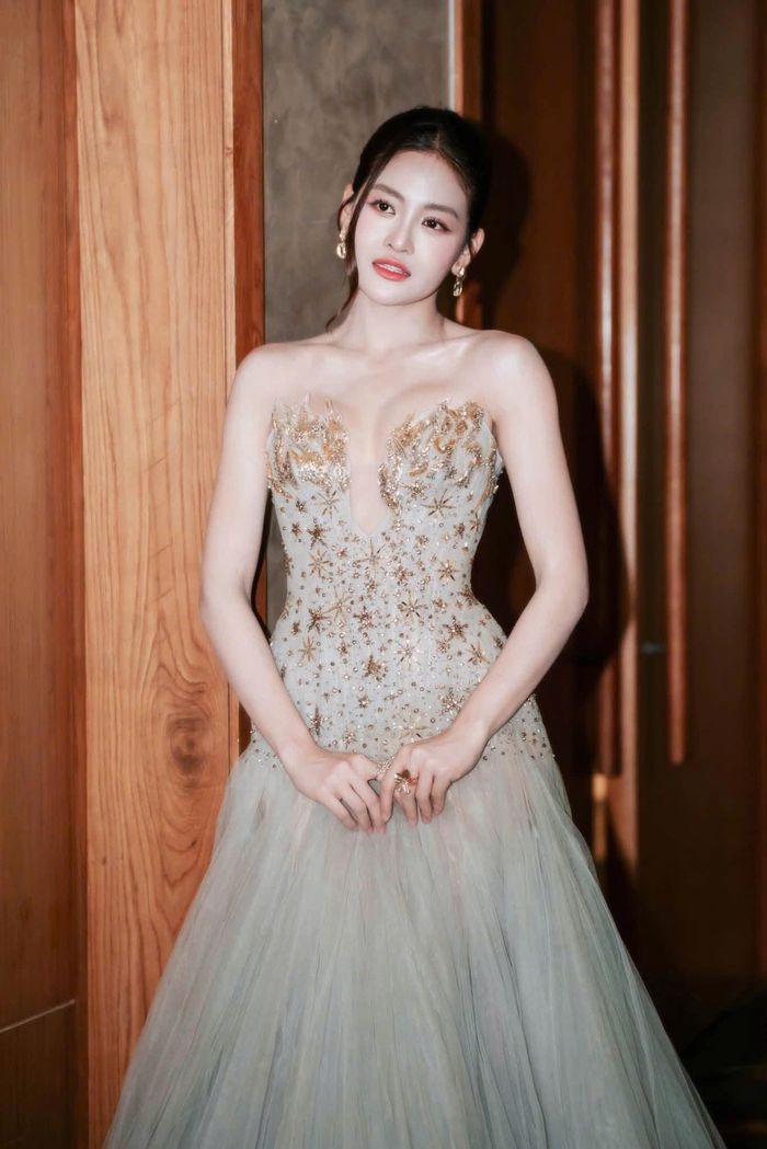 Tuy nhiên, phía sau những lần cô xuất hiện với hình ảnh lộng lẫy ấy là một quan điểm thời trang khá rõ ràng: "Tôi luôn ưu tiên trang phục phù hợp với tính chất của sự kiện. Sau đó mới cân nhắc xem bộ đồ đó có khiến mình cảm thấy tự tin và thoải mái hay không".