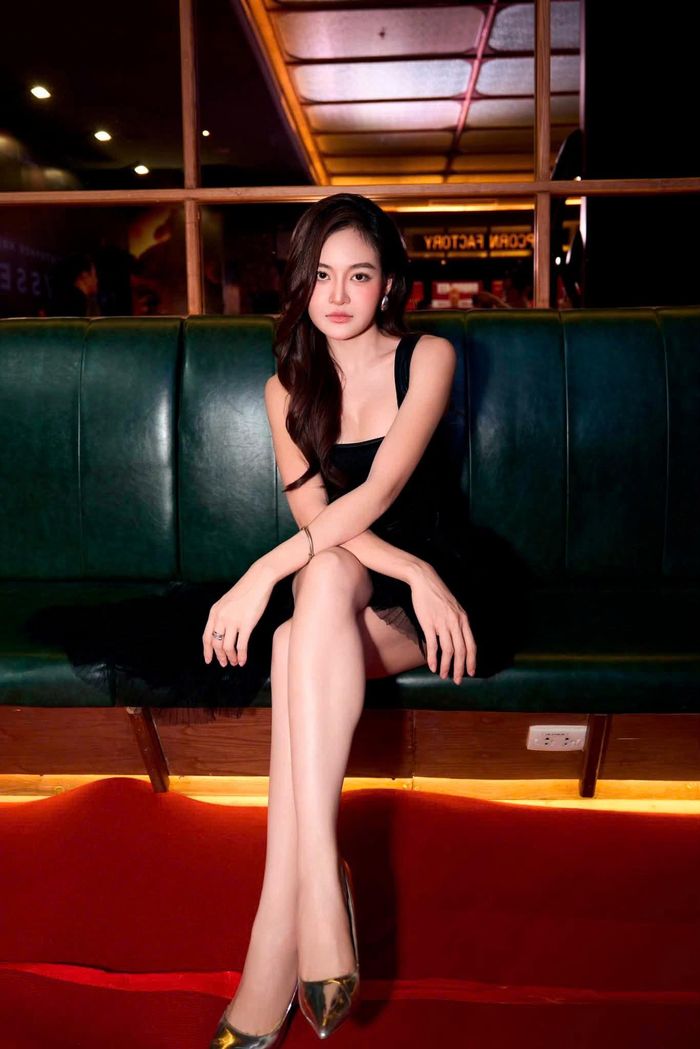 Theo Thùy Anh, khi mới bước chân vào nghề, cô từng nghĩ rằng, chỉ cần thật nổi bật là đủ để tạo dấu ấn. Thế nhưng sau nhiều năm hoạt động nghệ thuật, quan điểm ấy dần thay đổi.