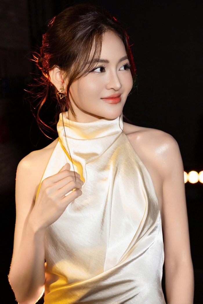 "Trước đây tôi từng nghĩ cứ phải thật nổi bật mới là đẹp. Nhưng bây giờ, tôi nhận ra thần thái và sự tự tin mới là điều khiến một bộ trang phục thực sự có sức sống", cô nói.