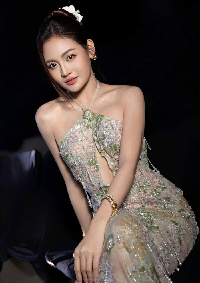 Chính vì vậy, thay vì chạy theo những xu hướng thời trang nhất thời, Thùy Anh ưu tiên lựa chọn những thiết kế giúp cô thể hiện đúng tinh thần của từng sự kiện cũng như phong cách bản thân trong những khoảnh khắc đời thường.