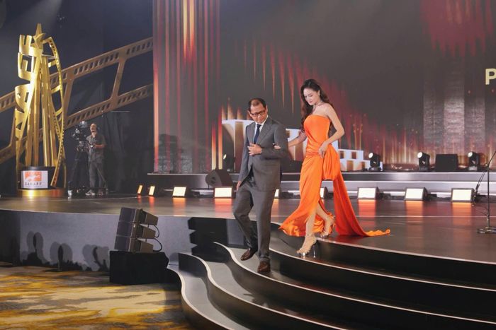 Là gương mặt quen thuộc của màn ảnh Việt, Thùy Anh nhiều lần ghi dấu ấn trên thảm đỏ với hình ảnh biến hóa đa dạng, từ thanh lịch, nữ tính đến cá tính, hiện đại.