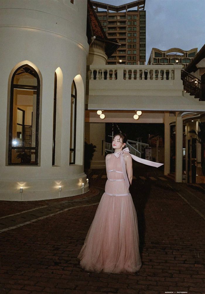 Là diễn viên, Thùy Anh cho rằng, thời trang cũng giống như một "vai diễn" khác, nơi cô có cơ hội khám phá nhiều phiên bản của chính mình.