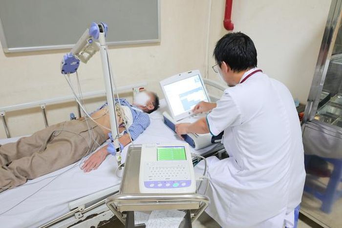 Các bác sĩ điều trị cho bệnh nhân bị suy tim nặng. Ảnh: BVCC.