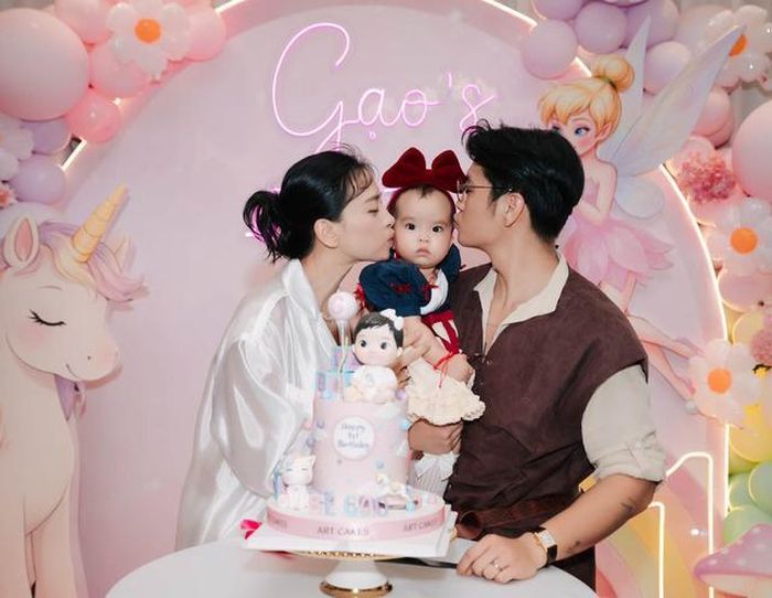 Vợ chồng Ngô Thanh Vân - Huy Trần bên con gái trong tiệc thôi nôi bé Gạo hôm 2/8.