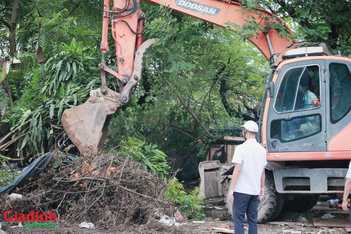 Máy móc được huy động để phá dỡ các công trình vi phạm.