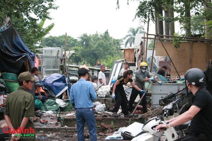 Lực lượng chức năng công bố quyết định cưỡng chế, đồng thời vận động người dân tự giác chấp hành việc tháo dỡ.