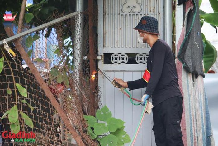 Sáng 6/8, lượng chức năng tiến hành cưỡng chế, tháo dỡ hàng loạt công trình vi phạm tại ngõ 139 Phú Diễn.