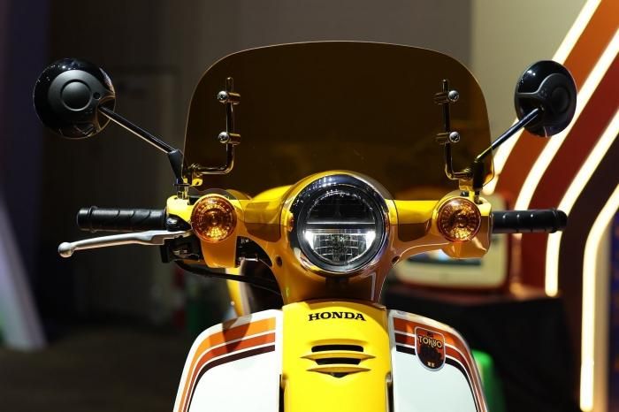 Phía trước xe được trang bị Light Brown Wind Shield