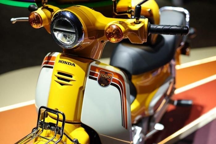 New Honda Super Cub Tokyo 80s Limited Edition sở hữu tông màu trắng phối vàng