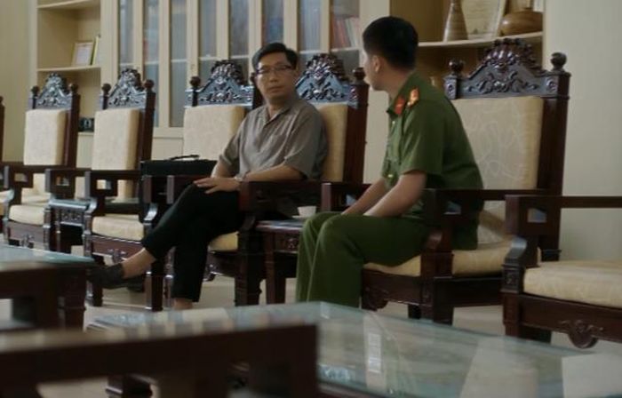 Tài gặp chỉ huy Đỗ Việt để bày tỏ những băn khoăn trong quá trình chuyên án. Ảnh VTV