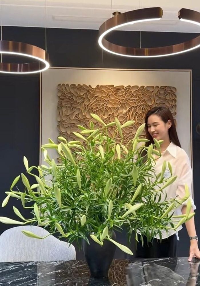 Thực tế, trong cách gọi thông dụng ở Việt Nam, hai tên gọi này đôi khi được sử dụng thay thế cho nhau. Tuy nhiên, ở góc độ thực vật học và trong lĩnh vực kinh doanh hoa, "loa kèn tháng 4" thường được dùng để chỉ giống hoa nở theo mùa ở miền Bắc, còn "bách hợp" hoặc "ly" là tên gọi phổ biến của nhiều giống thuộc chi Lilium.