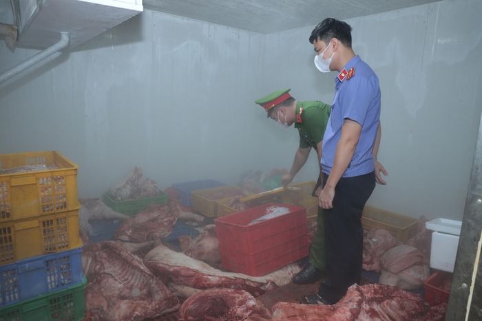Lực lượng chức năng phát hiện gần 1 tấn thịt lợn nghi nhiễm dịch tả châu Phi. Ảnh: Cơ quan Công an.