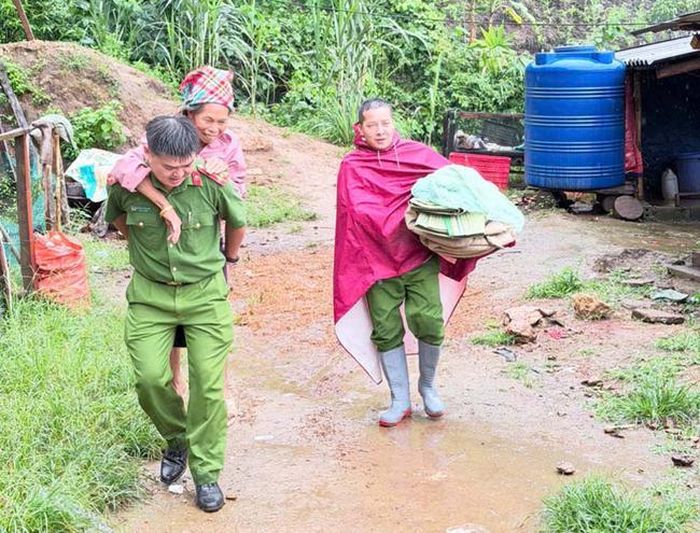 Lực lượng công an các xã, phường ở Sơn La đã khẩn trương hỗ trợ người dân di dời người, tài sản đến nơi an toàn, đồng thời phối hợp tìm kiếm một nạn nhân mất tích do sạt lở (ảnh CASL).