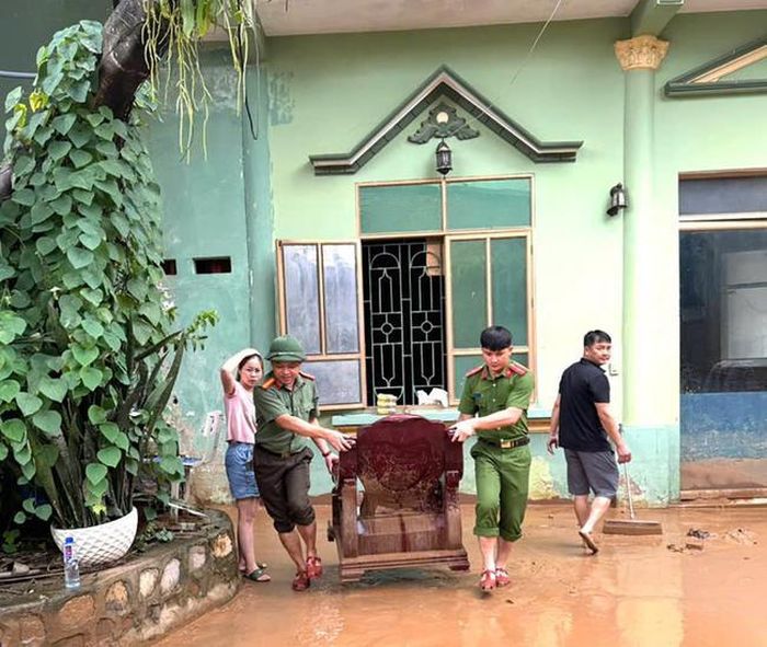Lực lượng công an hỗ trợ người dân bị ảnh hưởng bởi mưa lũ - (ảnh CASL).