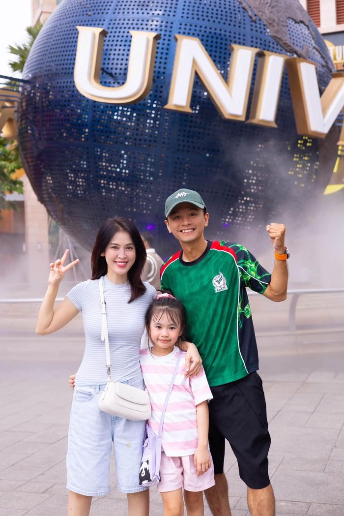 Diễn viên Tú Vi chia sẻ hình ảnh và những trải nghiệm cùng chồng là diễn viên Văn Anh và con gái trong chuyến du lịch tại Singapore. 