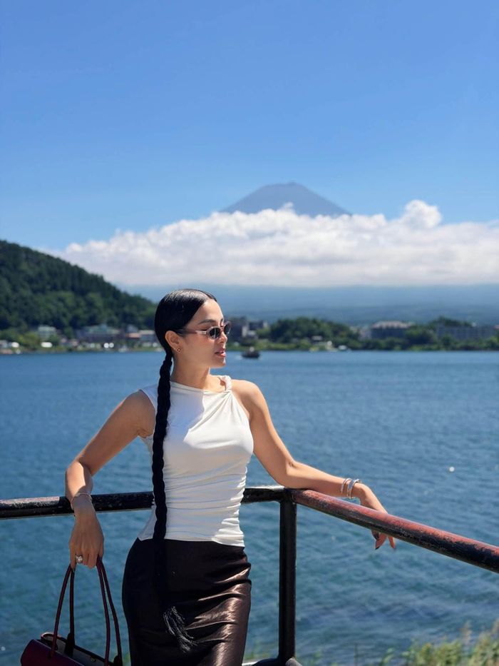 Phương Trinh Jolie chia sẻ hình ảnh cùng gia đình đang tận hưởng chuyến du ngoạn kéo dài hơn một tuần tại Nhật Bản. Nữ ca sĩ ghi dấu phong cách bằng set đồ trẻ trung, gợi cảm.